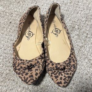 Size 6/7 Leopard Print Pointed Toe Ballet Flats with Knot Details